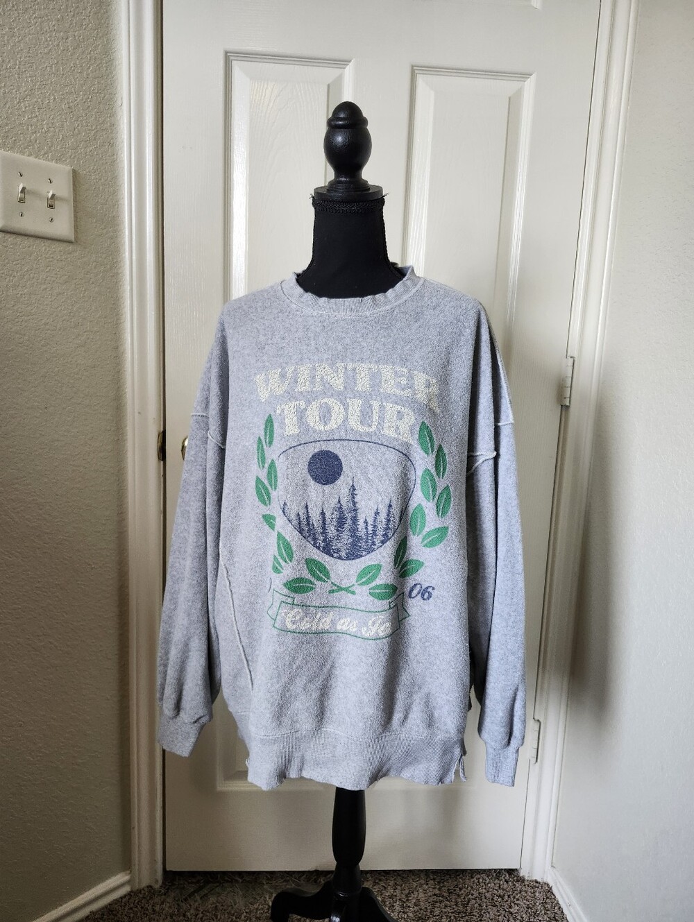 aerie Light Gray Crewneck Sweatshirt with Green Laurel and Navy Graphic Winter L